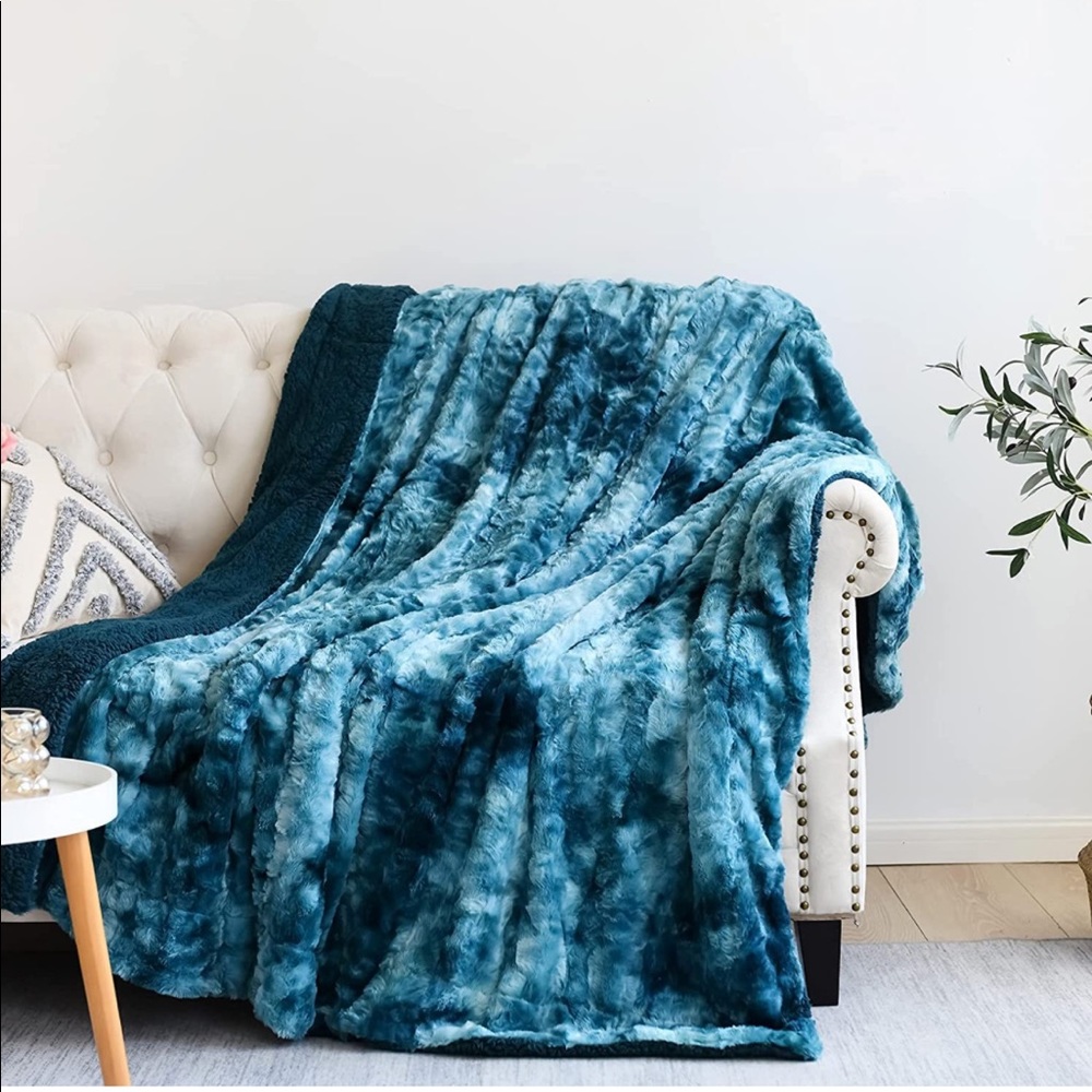 Super Soft Faux Fur Throw Blanket Premium
